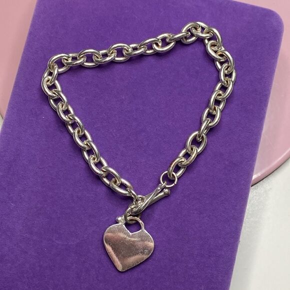💛 Classic Silver Tone Heart Toggle Bracelet - Picture 2 of 4